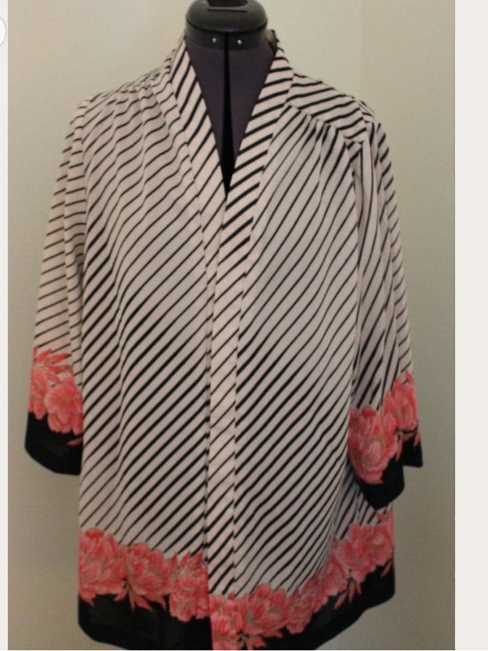 Vintage Women's lightweight border print jacket with 3/4 length sleeves
